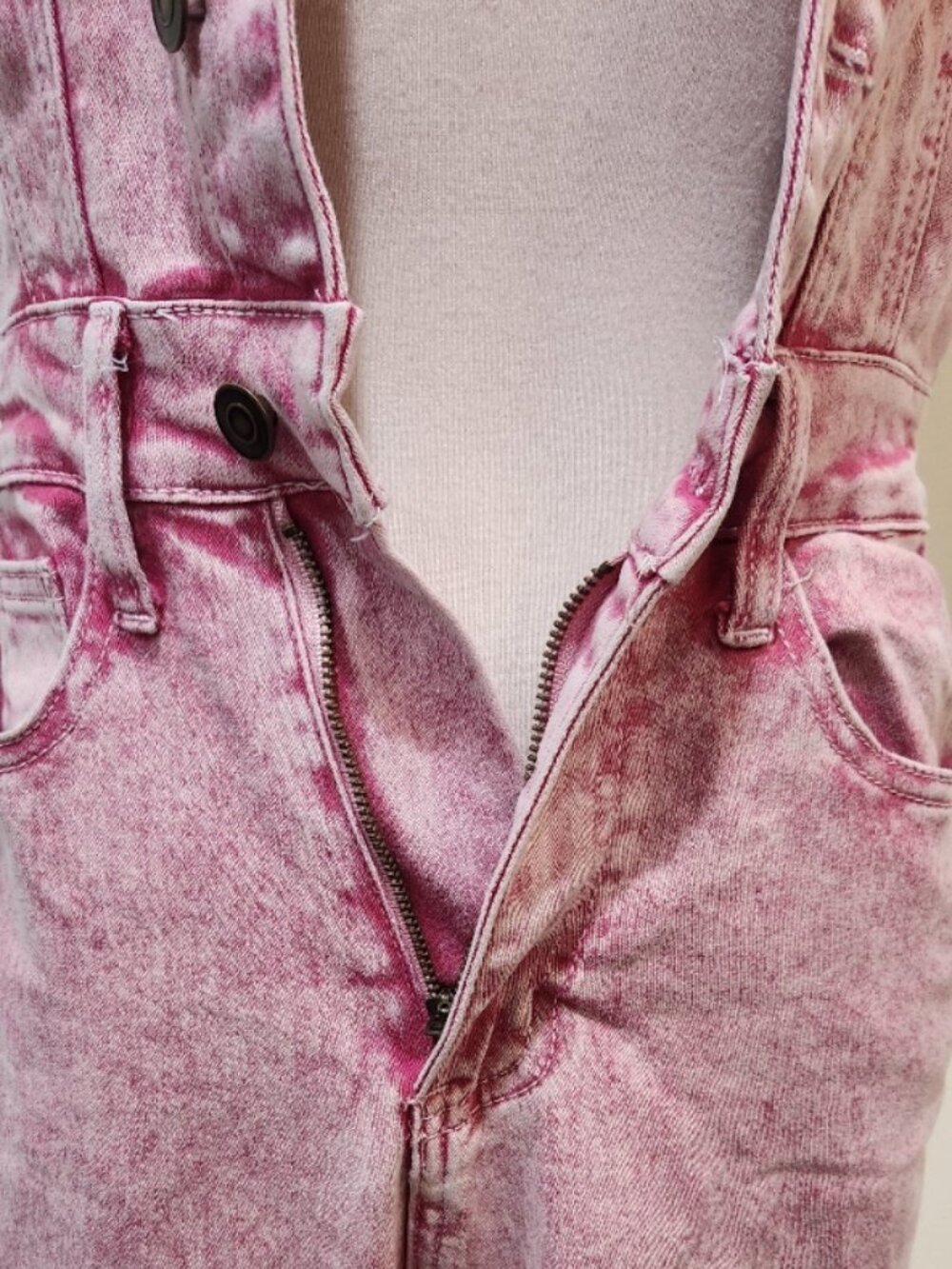 ππ¦UBER GORGE!ππ¦ Y2K Halter Flare Leg Jumpsuit in Acid Wash Pink Denim - Picture 8 of 12